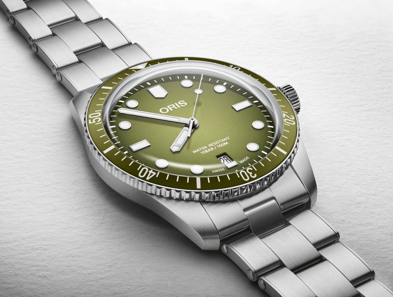 Oris Divers Sixty-Five Date Automatic herenhorloge 40mm met olijfgroene wijzerplaat en roestvrijstalen schakelband, Swiss Made duikhorloge.