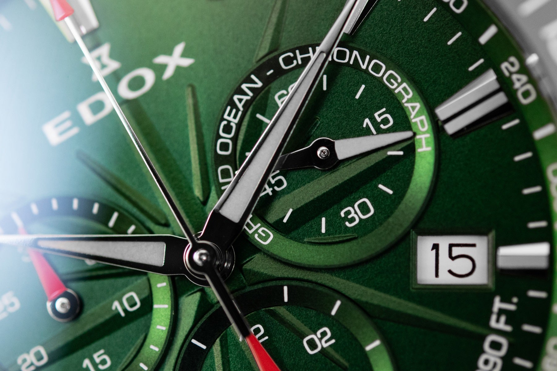Edox Herenhorloge - Grand Ocean Chronograaf met groene wijzerplaat, datumweergave en subdials. Luxe Swiss Made duikhorloge voor heren.