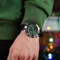 Edox Herenhorloge - Grand Ocean Chronograaf met groene wijzerplaat en zwarte rubberen band, gedragen om pols. Luxe Swiss Made duikhorloge, 43mm.