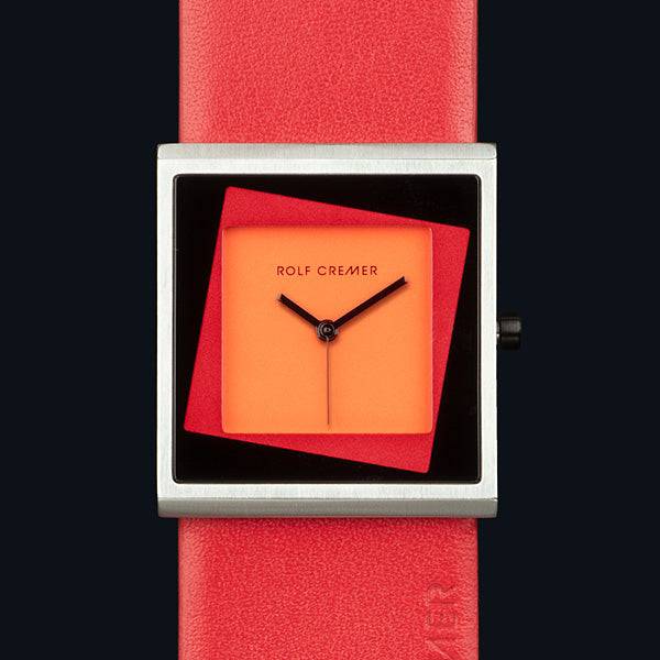 Rolf Cremer dameshorloge Yess 34mm met vierkante kast, oranje wijzerplaat en rood leren bandje. Trendy design voor moderne vrouwen.