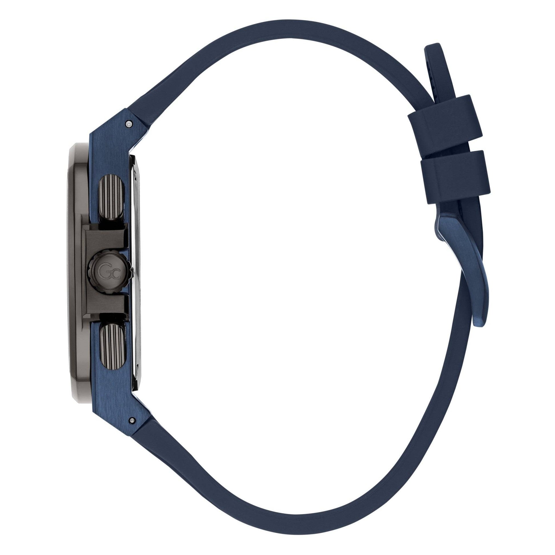 Gc Herenhorloge 44mm - Shape Y99004G5MF met blauwe siliconen band en zwarte kast, zijaanzicht toont slank profiel en moderne afwerking.