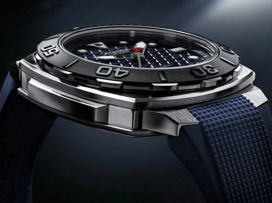 Alpina Seastrong Diver horloge 39mm voor heren met zwarte duikring en blauwe rubberen band. Swiss made herenhorloge met stijlvolle uitstraling.