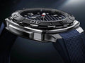Alpina Seastrong Diver horloge 39mm voor heren met blauwe rubberen band en robuuste zwarte bezel. Swiss made duikhorloge met sportieve uitstraling.
