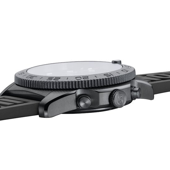 Zijaanzicht van de Luminox Pacific Diver Herenhorloge 44mm met zwarte kast en rubberen band. Robuust ontwerp met draaibare bezel en schroefkroon.