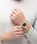 Hugo Boss Orange Thrive HU1530359 Herenhorloge 30x40mm met goudkleurige digitale display en metalen band, gedragen om pols. Stijlvol herenaccessoire.