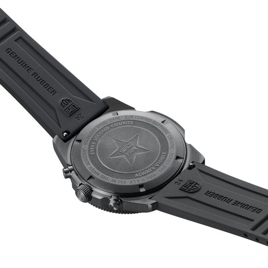 Achterkant van de Luminox Pacific Diver Herenhorloge 44mm met gravure en zwarte rubberen band. Swiss Made duikhorloge met robuust ontwerp.