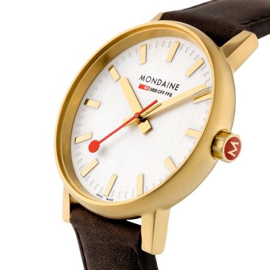 Mondaine EVO2 dameshorloge - Iconisch Zwitsers ontwerp met goudkleurige kast en bruine leren band, 30 mm wijzerplaat voor elegante look.
