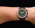 TW Steel Swiss Chronograaf Herenhorloge 44 mm met zwarte wijzerplaat en goudkleurige bezel, gedragen om een pols. Limited edition duikhorloge.