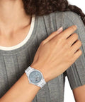 Tommy Hilfiger TH1782714 Monica dameshorloge 38mm met zilverkleurige schakelband en stijlvolle grijze wijzerplaat, gedragen om de pols.