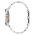 Zijaanzicht van de Gc Herenhorloge Shape 44mm Y99001G2MF met zilveren roestvrijstalen band en goudkleurige kroon. Luxe Swiss Made horloge voor heren.