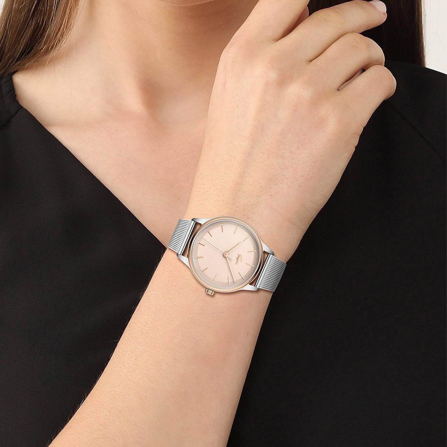 Lacoste LC2001257 Club dameshorloge met zilverkleurige mesh band en roségouden wijzerplaat, gedragen om de pols van een vrouw.