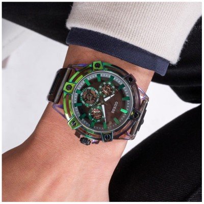 Guess Trend King Herenhorloge XL 48mm met opvallende groene accenten en chronograaf op een pols, ideaal voor stijlvolle heren.