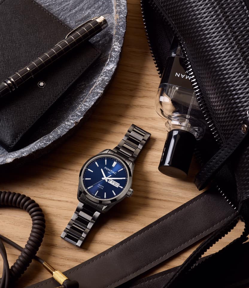 Pontiac Victor Bi-color P20110 herenhorloge 42mm met blauwe wijzerplaat, dag- en datumaanduiding en roestvrijstalen band. Swiss Made horloge voor heren.