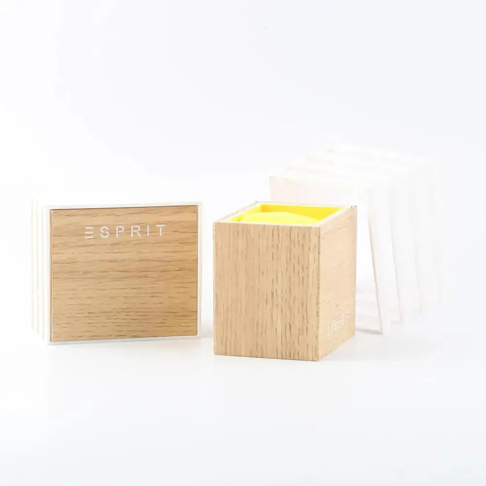 Esprit ES1L070E0075 Cube Mini Dameshorloge 25mm in luxe houten doos met geel interieur, stijlvolle verpakking voor dames horloge cadeau.