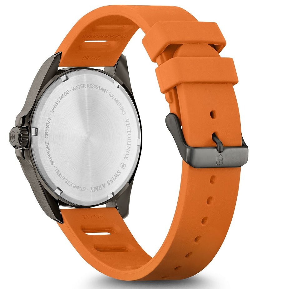 Achterkant van de Victorinox Fieldforce 241897 Chronograph 42mm met oranje siliconen band en roestvrijstalen kast. Koop Victorinox Fieldforce 241897 Horloge 42mm voor een sportieve en duurzame look.