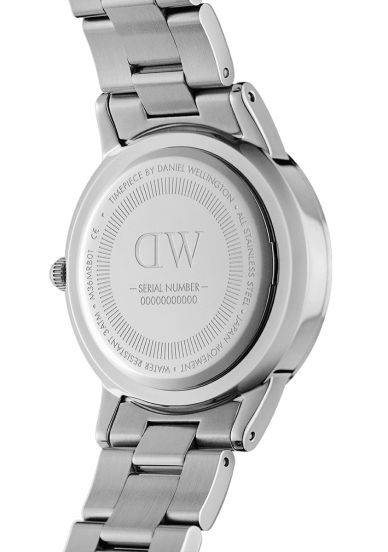 Achterkant van het Daniel Wellington Iconic Link Capri Horloge 32mm DW00100541 met roestvrijstalen schakelband en gegraveerd logo. Luxe dameshorloge in zilverkleurige afwerking.