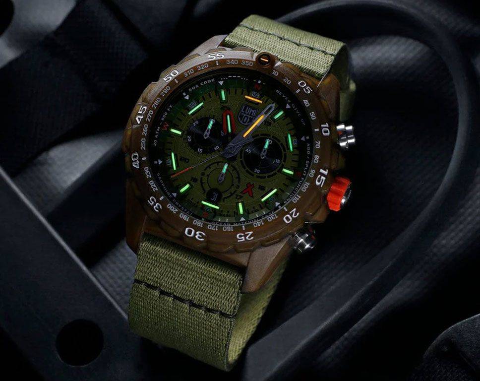 Luminox Bear Grylls Survival ECO Master Sustainable Outdoor Watch XB.3757 ECO 45mm met groene NATO-band en lichtgevende wijzers. Swiss Made heren horloge voor outdoor avonturen.