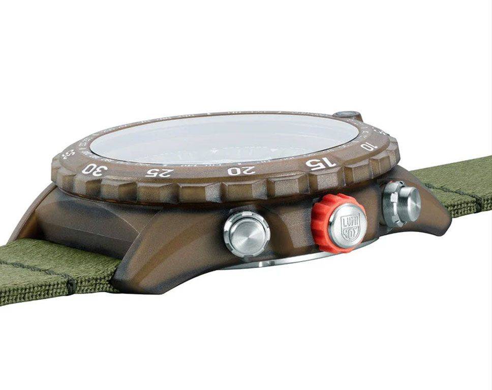 Zijaanzicht van de Luminox Bear Grylls Survival ECO Master Sustainable Outdoor Watch XB.3757 ECO 45mm met groene band en robuuste bruine kast. Swiss Made herenhorloge ontworpen voor duurzaamheid en outdoor avonturen.