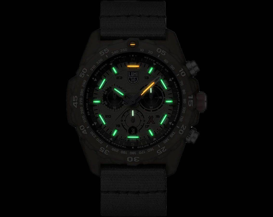 Luminox Bear Grylls Survival ECO Master Sustainable Outdoor Watch XB.3757 ECO 45mm met lichtgevende wijzers en indexen, heren horloge voor outdoor gebruik. Swiss Made horloge met zwarte kast en robuuste nylon band, ideaal voor avontuurlijke activiteiten.