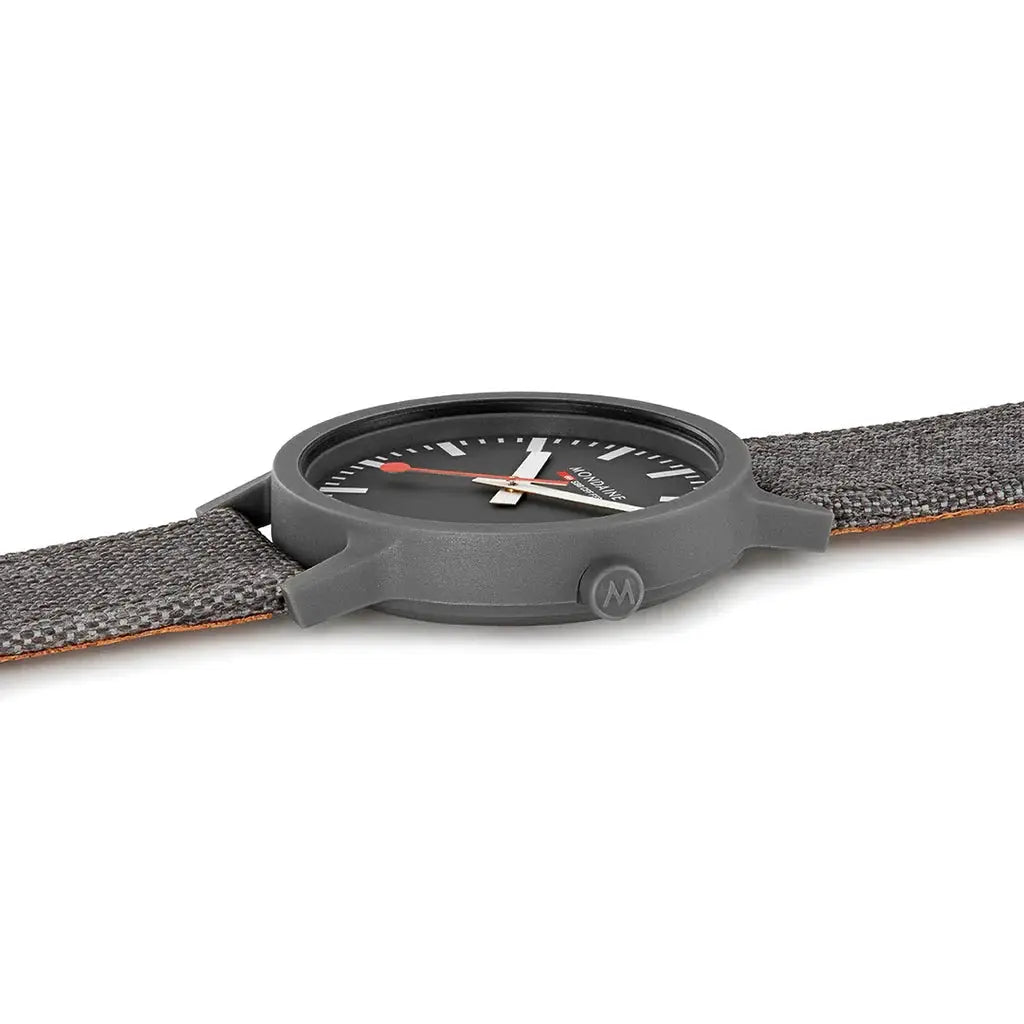 Mondaine Herenhorloge - 41mm MS141180LH uit de SBB Essence collectie met zwarte wijzerplaat en grijze stoffen band. Zwitsers design voor heren.