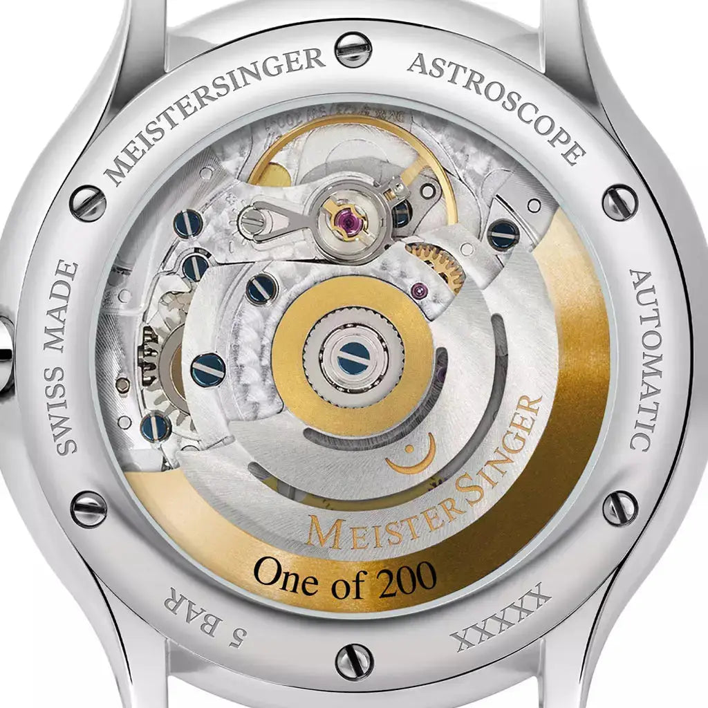 Achterzijde van de MeisterSinger S-AS902Y Astroscope Black-Yellow Automatic Herenhorloge 40mm met zichtbare automatische Zwitserse uurwerk en gravure 'One of 200'.