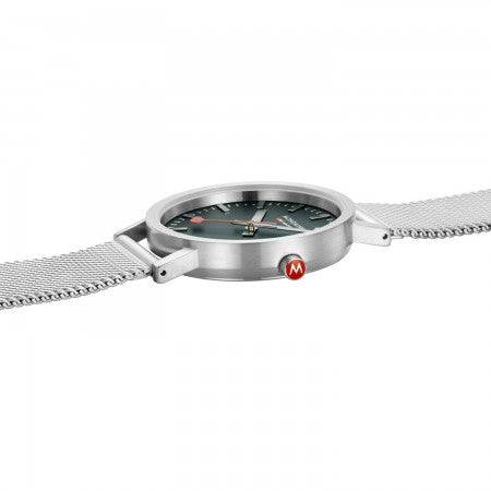Mondaine Classic Spoorweg Horloge 36mm M660.30314.60SBJ met groene wijzerplaat en roestvrijstalen mesh band, dameshorloge Swiss Made.