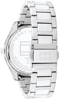 Achterkant van de Tommy Hilfiger TH1710541 herenhorloge 43mm met roestvrijstalen schakelband en gegraveerd logo. Luxe accessoire voor herenmode.