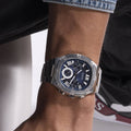 Guess Watches GW0572G1 Headline Herenhorloge 42mm met blauwe ombré wijzerplaat en roestvrijstalen band, gedragen om de pols. Luxe herenhorloge in moderne stijl.